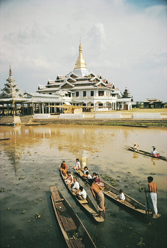 Slim Aarons 'Hpaung Daw U Pagoda' di Slim Aarons, Fotografia in vendita su Singulart
