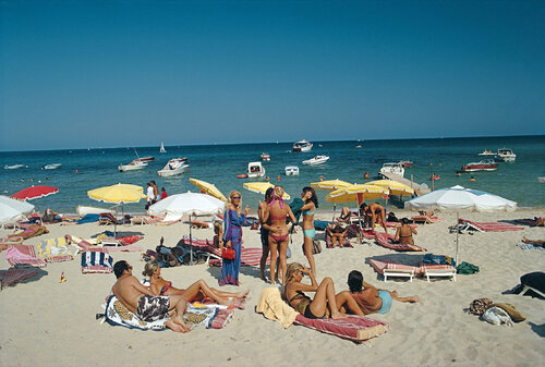 Slim Aarons 'Saint-Tropez Beach' van Slim Aarons, Fotografie te koop op Singulart