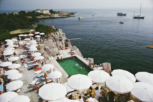 Slim Aarons 'Pool By The Sea' par Slim Aarons, Photographie en vente sur Singulart