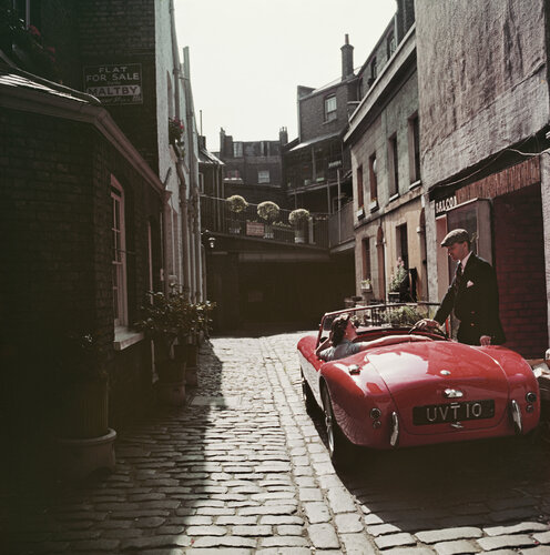 Slim Aarons 'Sports Car Couple' von Slim Aarons, Fotografie kaufen auf Singulart
