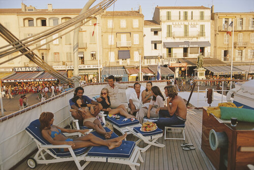 Slim Aarons 'Saint-Tropez' van Slim Aarons, Fotografie te koop op Singulart
