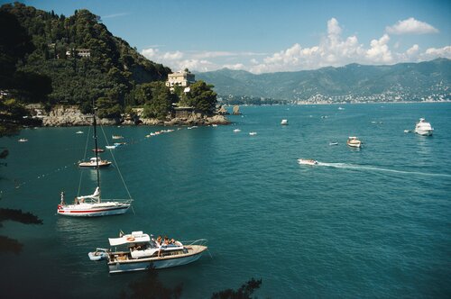 Slim Aarons 'Castello Di Paraggi' par Slim Aarons, Photographie en vente sur Singulart