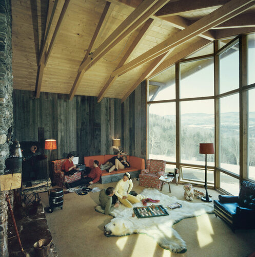 Slim Aarons 'On The Sugarbush Slopes' par Slim Aarons, Photographie en vente sur Singulart