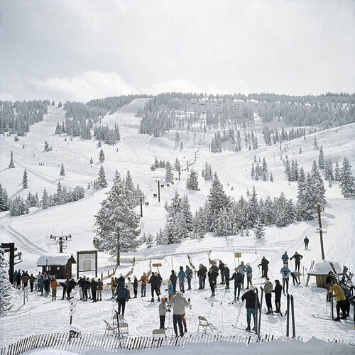 Slim Aarons 'Skiing In Vail' di Slim Aarons, Fotografia in vendita su Singulart