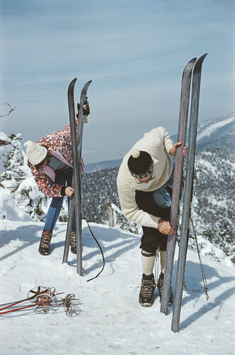 Slim Aarons 'On The Slopes Of Sugarbush' van Slim Aarons, Fotografie te koop op Singulart