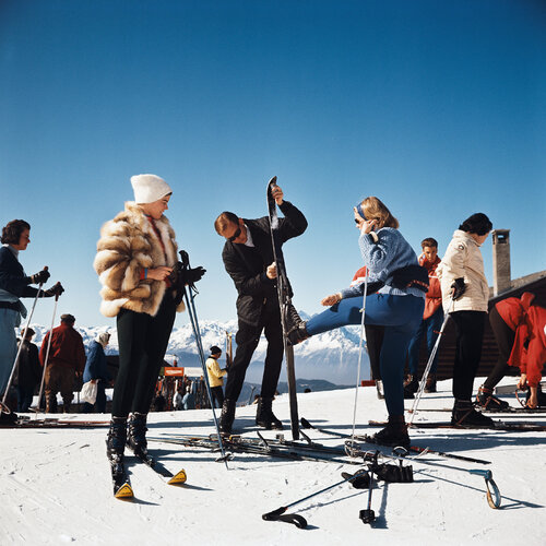 Slim Aarons 'Verbier Skiers' di Slim Aarons, Fotografia in vendita su Singulart