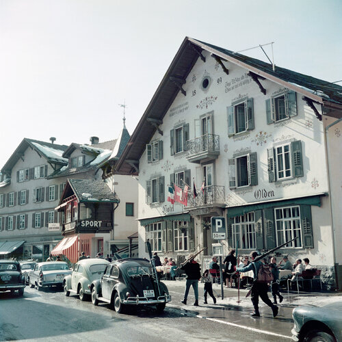 Slim Aarons 'Hotel Olden' von Slim Aarons, Fotografie kaufen auf Singulart