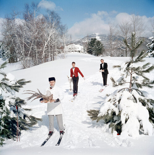 Slim Aarons 'Skiing Waiters' par Slim Aarons, Photographie en vente sur Singulart