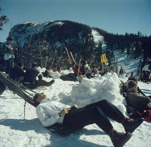 Slim Aarons 'On The Sugarbush Slopes' par Slim Aarons, Photographie en vente sur Singulart