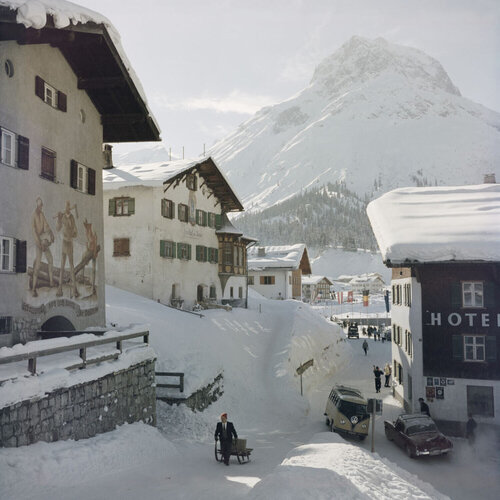 Slim Aarons 'Hotel Krone, Lech' von Slim Aarons, Fotografie kaufen auf Singulart