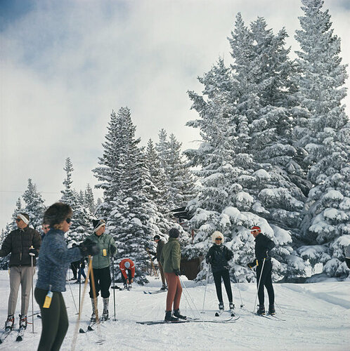 Slim Aarons 'Skiing In Vail' di Slim Aarons, Fotografia in vendita su Singulart