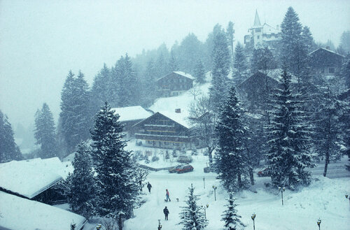 Slim Aarons 'Winter In Gstaad' van Slim Aarons, Fotografie te koop op Singulart