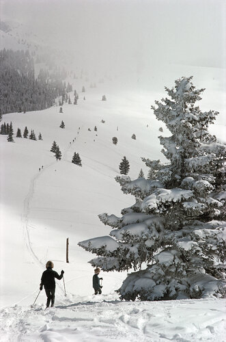 Slim Aarons 'Skiing In Vail' par Slim Aarons, Photographie en vente sur Singulart
