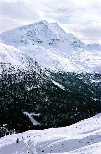 Slim Aarons 'Ski Slope In St. Moritz' par Slim Aarons, Photographie en vente sur Singulart