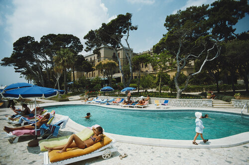 Slim Aarons 'Hotel Villa Igra Pool' by Slim Aarons, Photography for Sale on Singulart