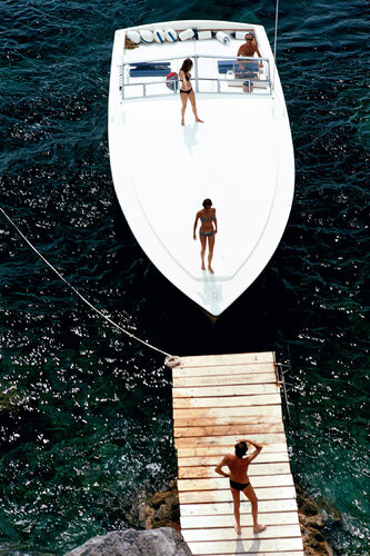 Slim Aarons 'Speedboat Landing' di Slim Aarons, Fotografia in vendita su Singulart