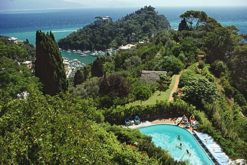 Slim Aarons 'Portofino Villa' par Slim Aarons, Photographie en vente sur Singulart