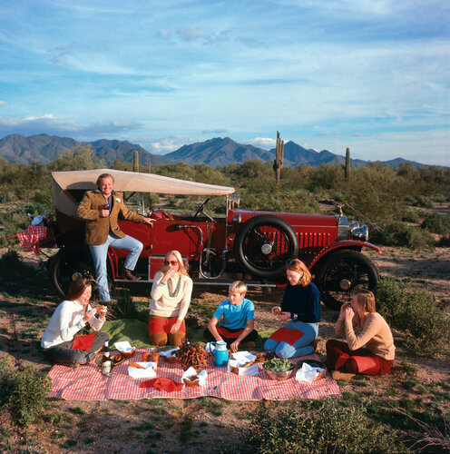 Slim Aarons 'Barrett Family Picnic' von Slim Aarons, Fotografie kaufen auf Singulart