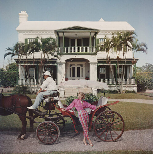 Slim Aarons 'Bermudan Hostess' van Slim Aarons, Fotografie te koop op Singulart