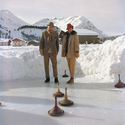 Slim Aarons 'Curling' par Slim Aarons, Photographie en vente sur Singulart
