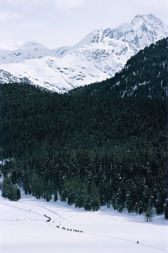 Slim Aarons 'Crossing Snow Field' di Slim Aarons, Fotografia in vendita su Singulart
