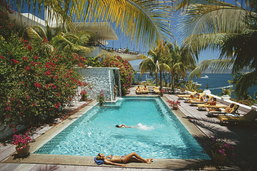 Slim Aarons 'Pool At Las Hadas' par Slim Aarons, Photographie en vente sur Singulart