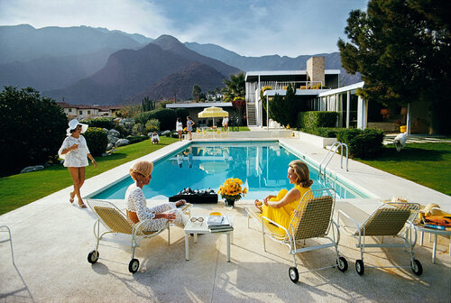 Slim Aarons 'Catch Up by the Pool' di Slim Aarons, Fotografia in vendita su Singulart
