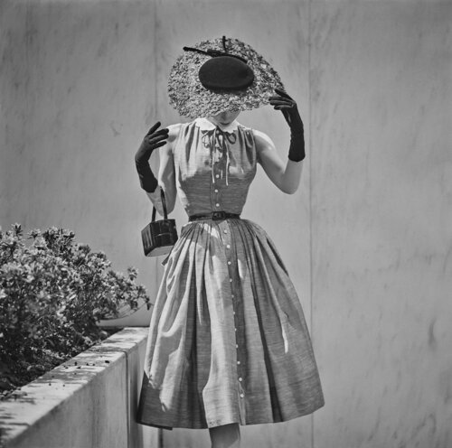 Slim Aarons 'Saks Fifth Ave' di Slim Aarons, Fotografia in vendita su Singulart