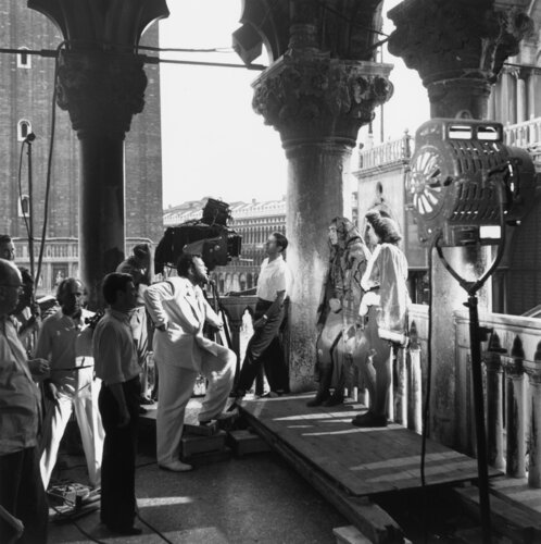 Slim Aarons 'Venetian Play' di Slim Aarons, Fotografia in vendita su Singulart