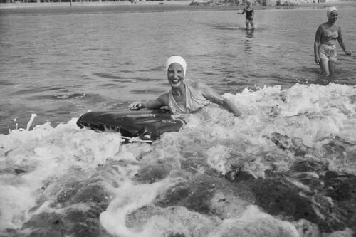 Slim Aarons 'Bailey's Beach, Newport' di Slim Aarons, Fotografia in vendita su Singulart