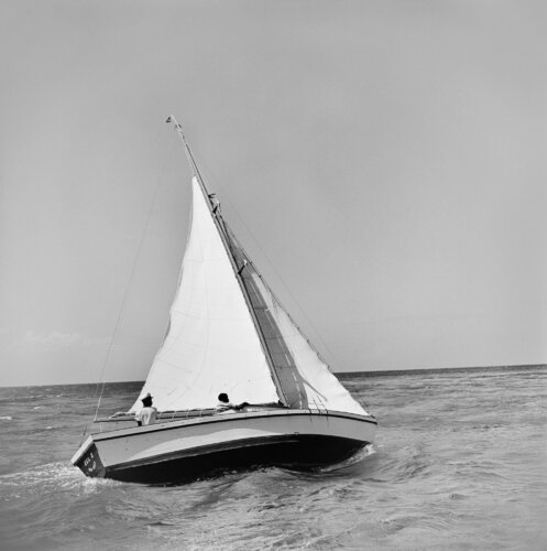 Slim Aarons 'Jamaica Sea Sailing' di Slim Aarons, Fotografia in vendita su Singulart