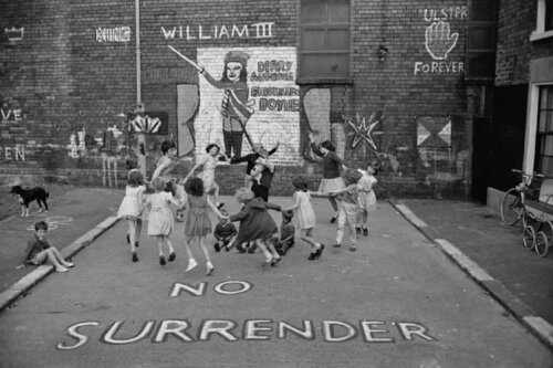 Slim Aarons 'No Surrender' von Slim Aarons, Fotografie kaufen auf Singulart