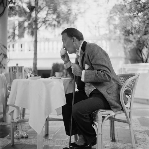 Slim Aarons 'Coffee With Dali' di Slim Aarons, Fotografia in vendita su Singulart