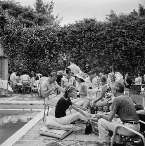 Slim Aarons 'Pulitzer Pool Party' di Slim Aarons, Fotografia in vendita su Singulart