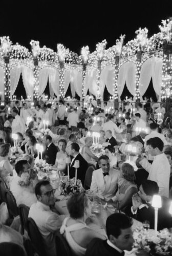 Slim Aarons 'Dubonnet Dinner' di Slim Aarons, Fotografia in vendita su Singulart