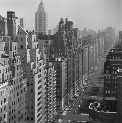 Slim Aarons 'Park Avenue' von Slim Aarons, Fotografie kaufen auf Singulart