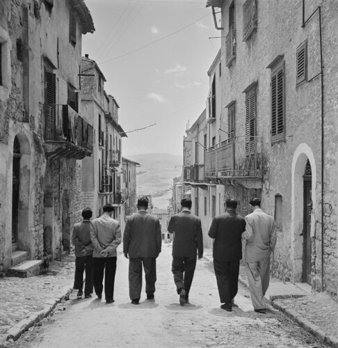 Slim Aarons 'Lucky Luciano' par Slim Aarons, Photographie en vente sur Singulart