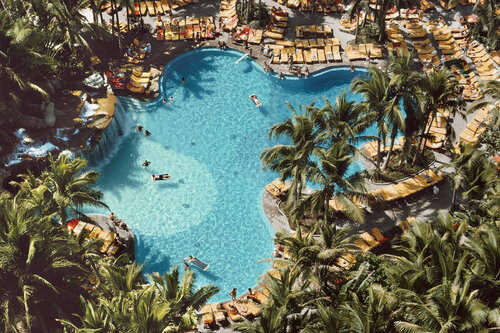 Slim Aarons 'Princess Hotel' par Slim Aarons, Photographie en vente sur Singulart