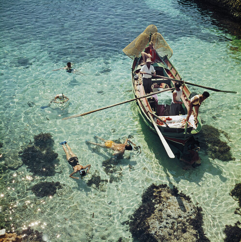 Slim Aarons 'Snorkelling In The Shallows' par Slim Aarons, Photographie en vente sur Singulart