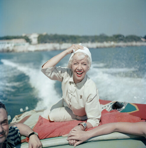 Slim Aarons 'Lily On The Riviera' par Slim Aarons, Photographie en vente sur Singulart