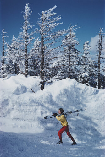 Slim Aarons 'Skier In Vermont' par Slim Aarons, Photographie en vente sur Singulart