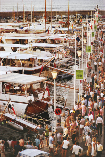 Slim Aarons 'Saint-Tropez Seafront' di Slim Aarons, Fotografia in vendita su Singulart