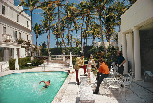 Slim Aarons 'Posing By The Pool' di Slim Aarons, Fotografia in vendita su Singulart