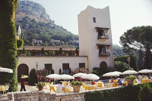 Slim Aarons 'Chateau Saint-Martin' par Slim Aarons, Photographie en vente sur Singulart