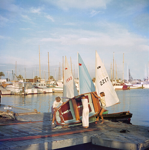 Slim Aarons 'Sailing Dinghy' von Slim Aarons, Fotografie kaufen auf Singulart