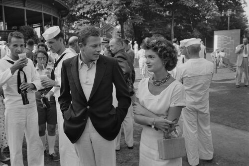Slim Aarons 'Tennis Guests' par Slim Aarons, Photographie en vente sur Singulart