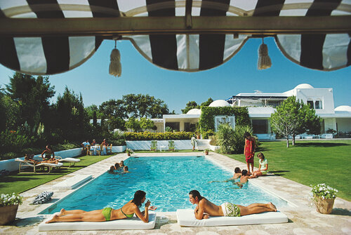 Slim Aarons 'Poolside In Sotogrande' di Slim Aarons, Fotografia in vendita su Singulart