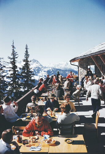 Slim Aarons 'Dining In Gstaad' di Slim Aarons, Fotografia in vendita su Singulart