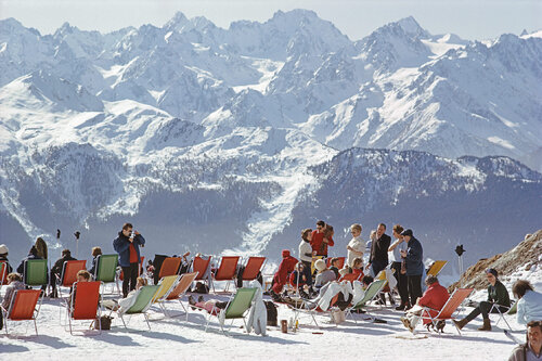 Slim Aarons 'Lounging In Verbier' par Slim Aarons, Photographie en vente sur Singulart
