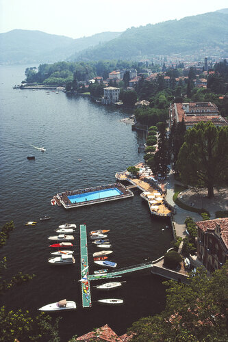 Slim Aarons 'Hotel On Lake Como' de Slim Aarons, Fotografía a la venta en Singulart